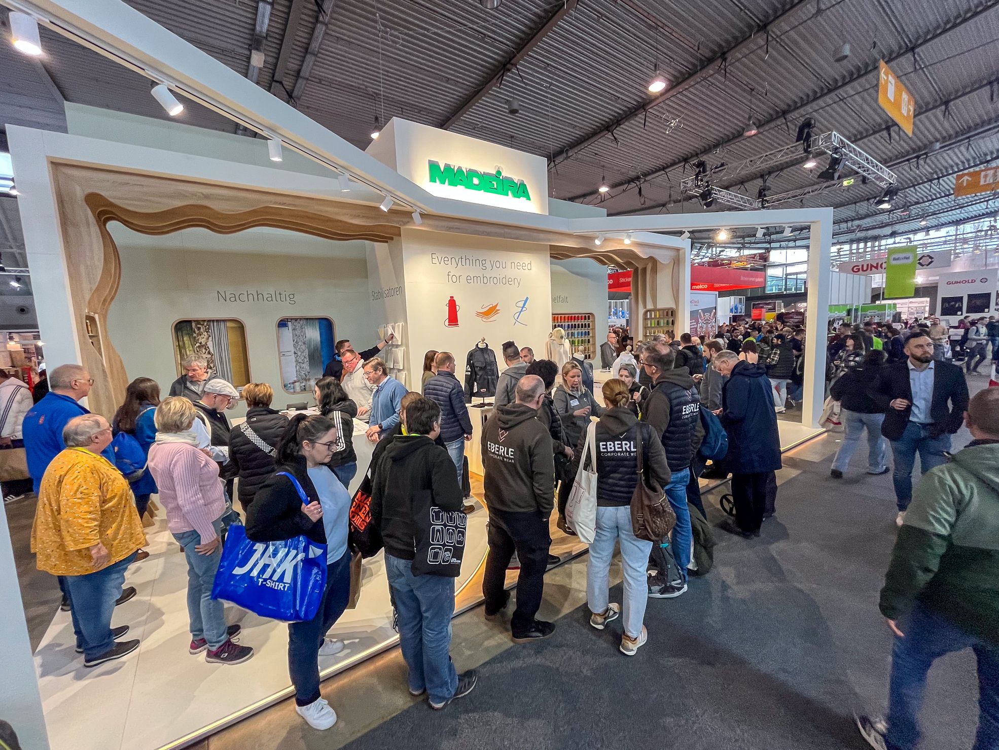 Messestand von Madeira mit nachhaltigem Design und Holzboden, TecStyle Visions 2025
