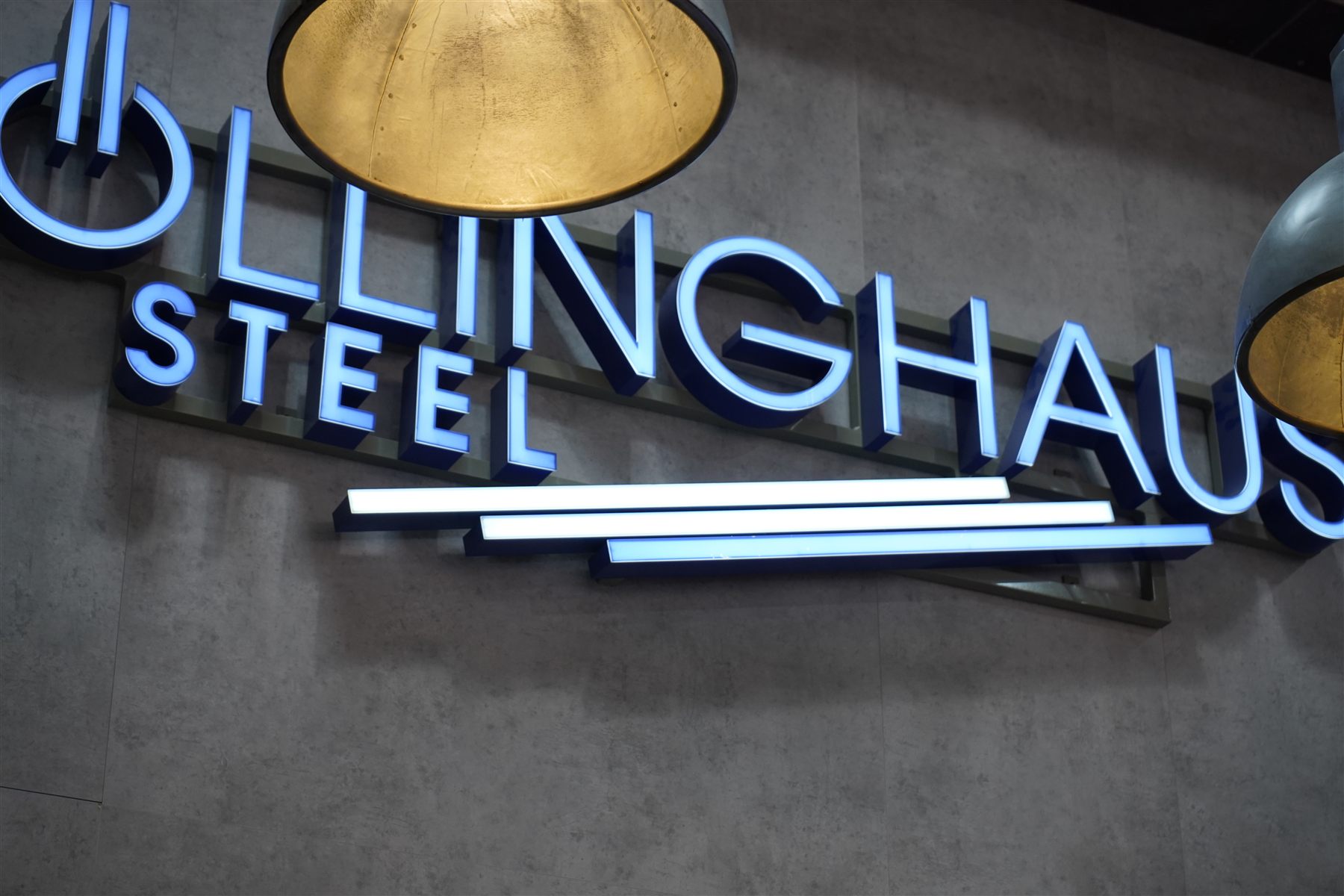 Beleuchtetes Böllinghaus Steel Logo am Messestand