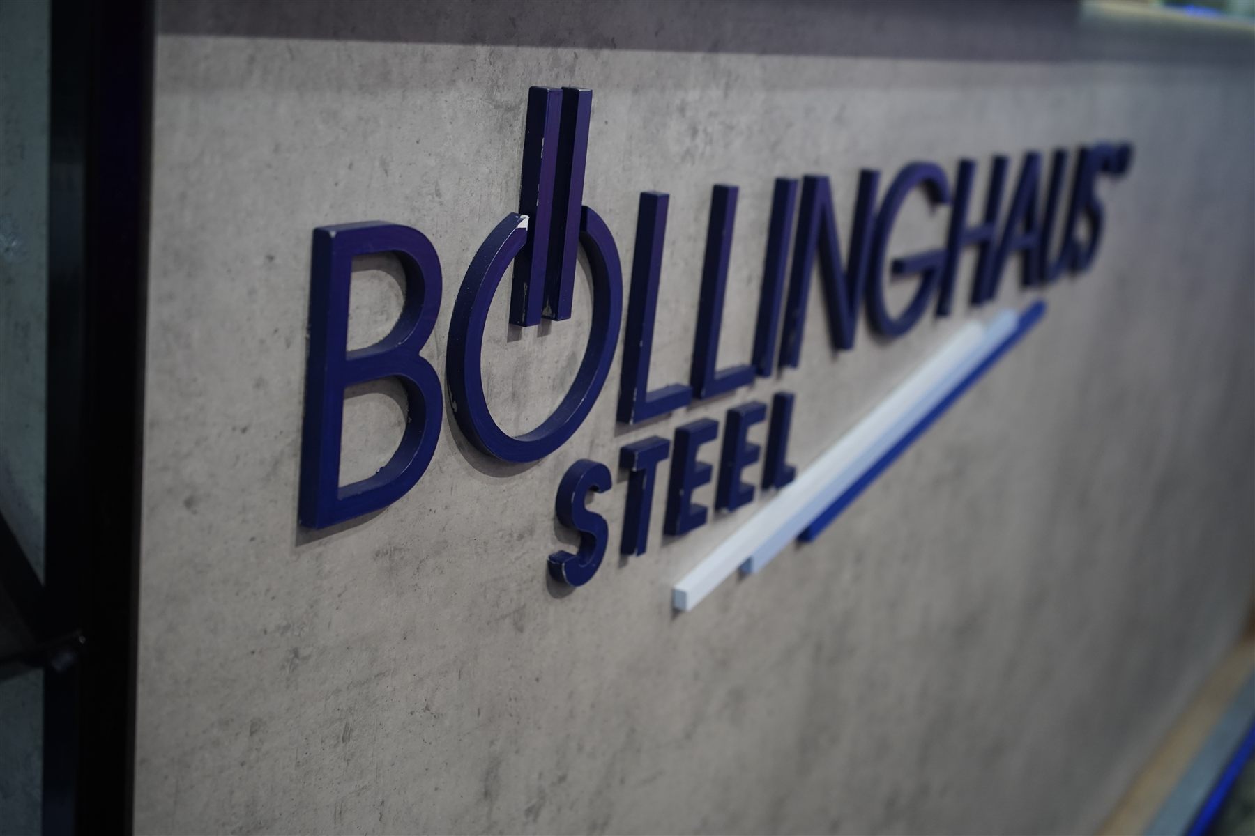 Böllinghaus Steel Markenlogo auf Beton am Messestand