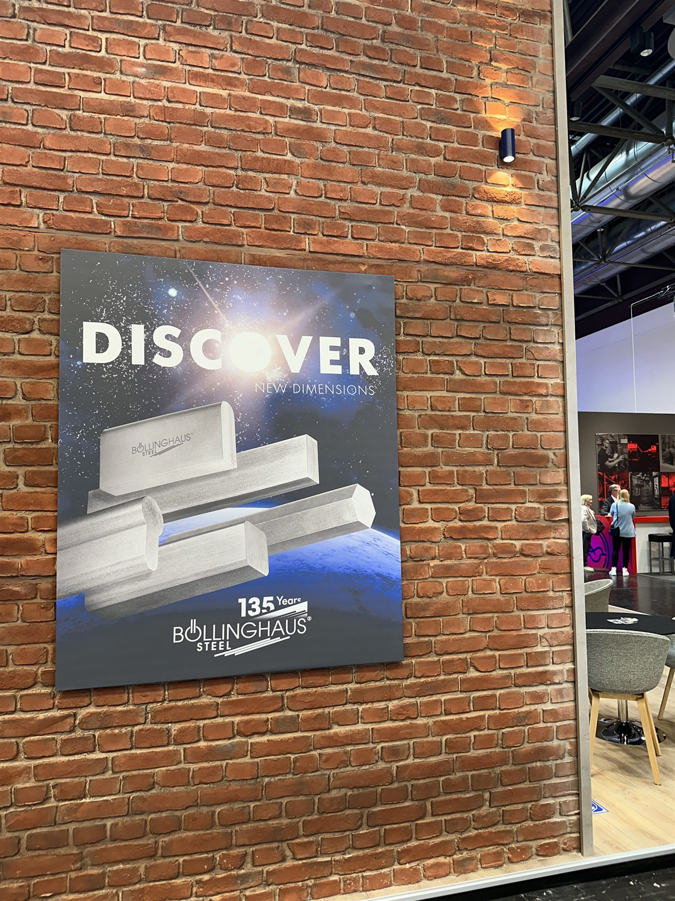 Discover-Wand mit Stahlexponat am Böllinghaus-Stand auf der Wire 2024