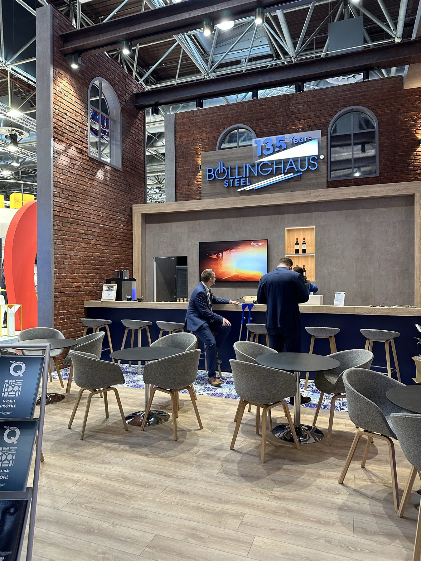 Warm beleuchteter Loungebereich am Böllinghaus Steel Messestand Wire 2024