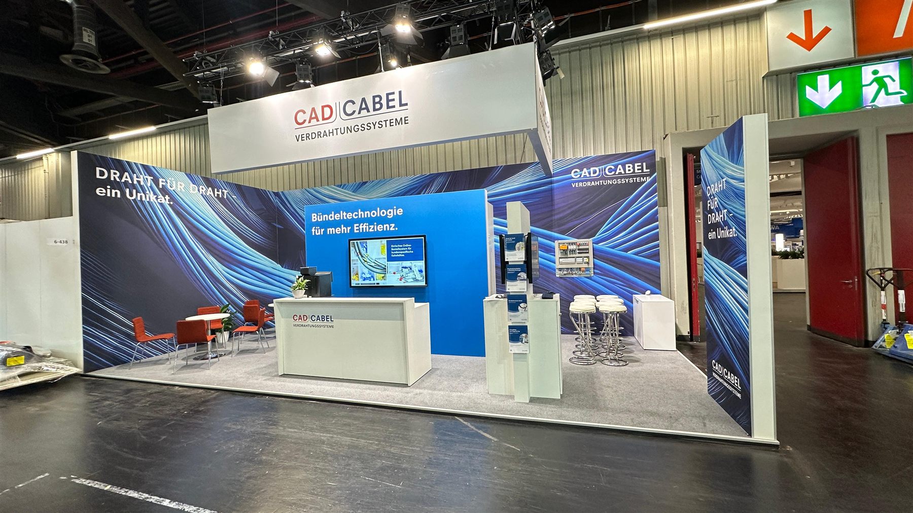 Messestand für CAD CABEL auf der SPS Nürnberg mit fließender blauer Grafik