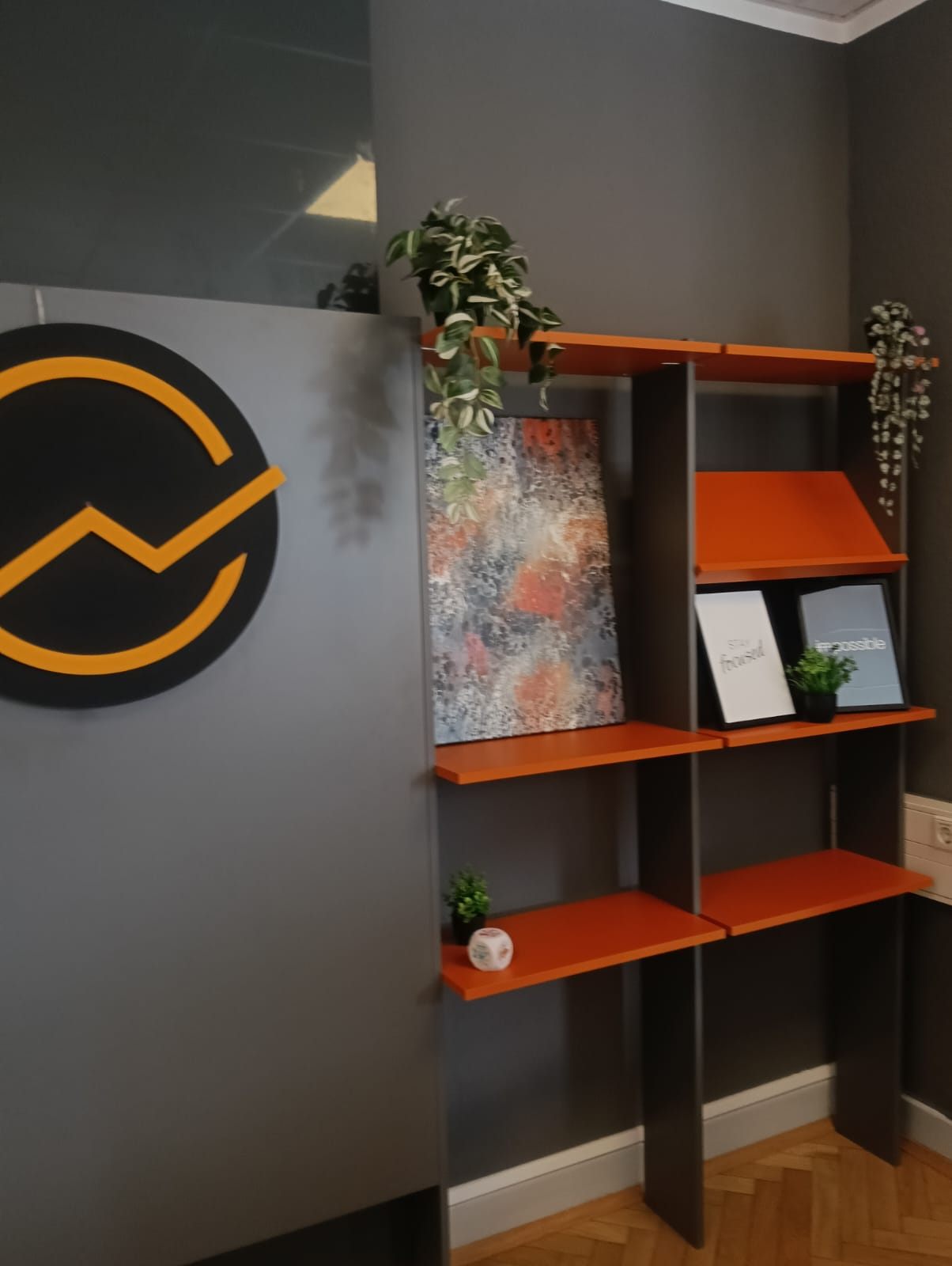 Regal mit Markenakzent und Logo im Büro von Digitaler Unternehmenserfolg