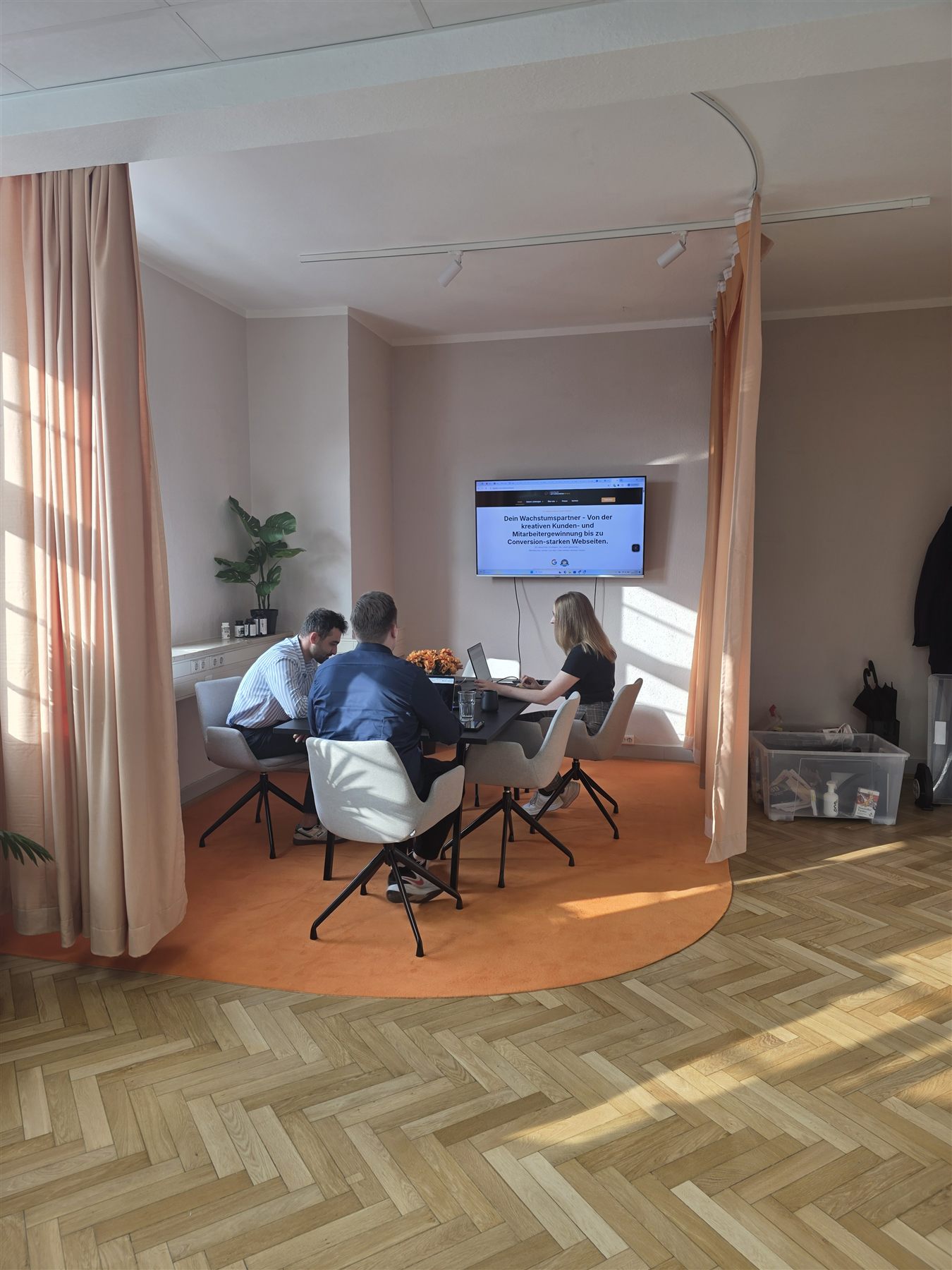 Besprechungsraum im Büro von Digitaler Unternehmenserfolg im Gespräch