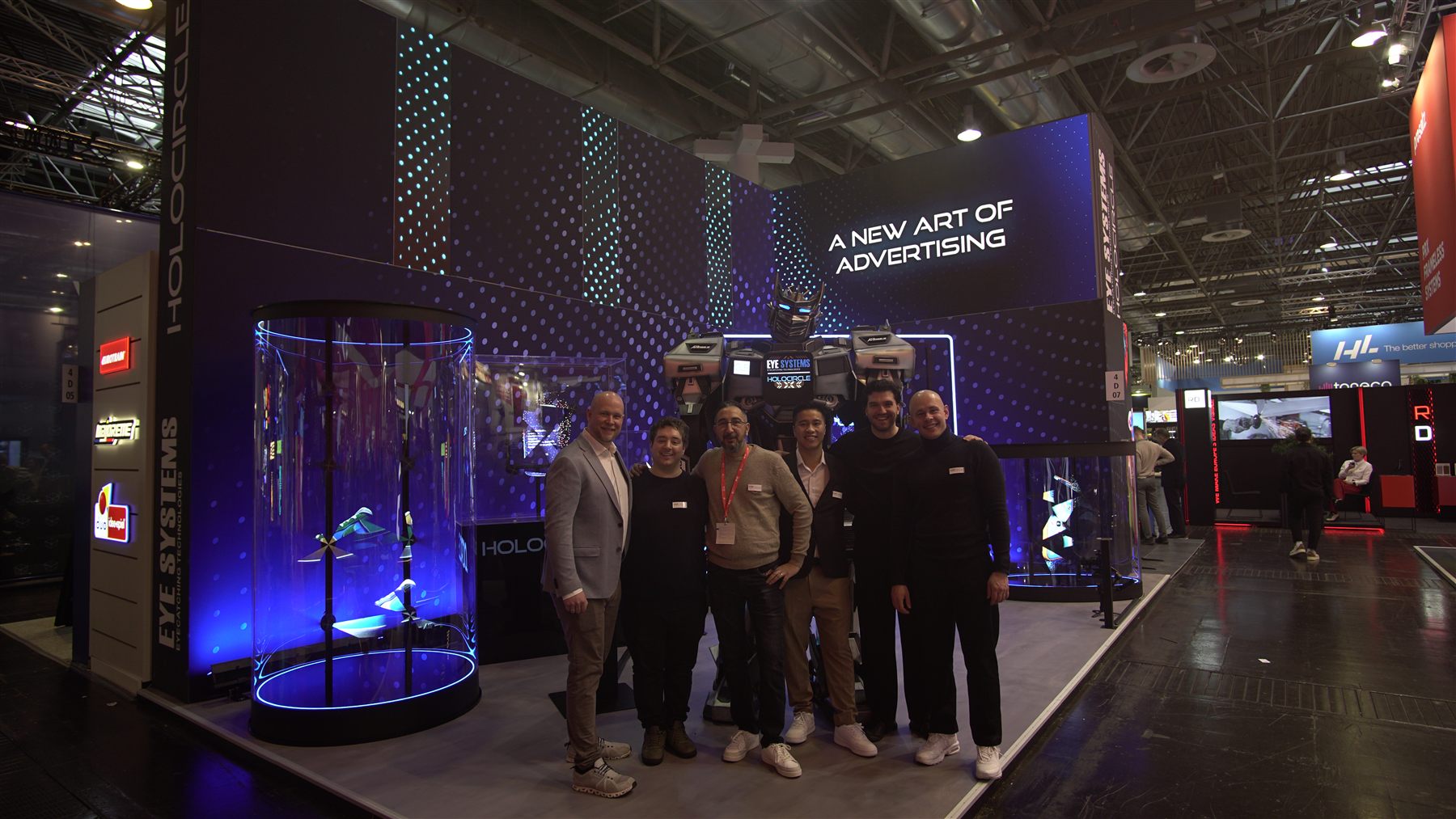 Messestand für HoloCircle mit freistehenden Holografie-Einheiten und integrierten LED-Wänden, A New Art of Advertising