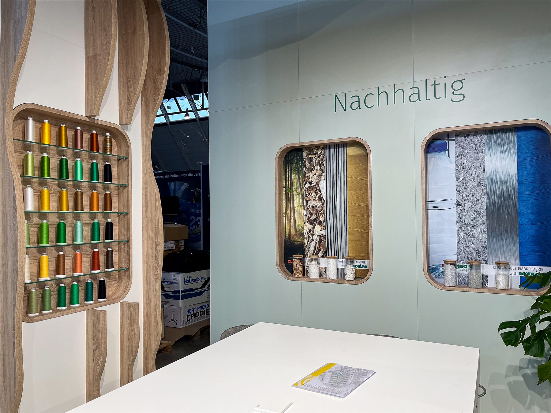 Farbige Garnwand mit Thema Nachhaltigkeit am Madeira Stand
