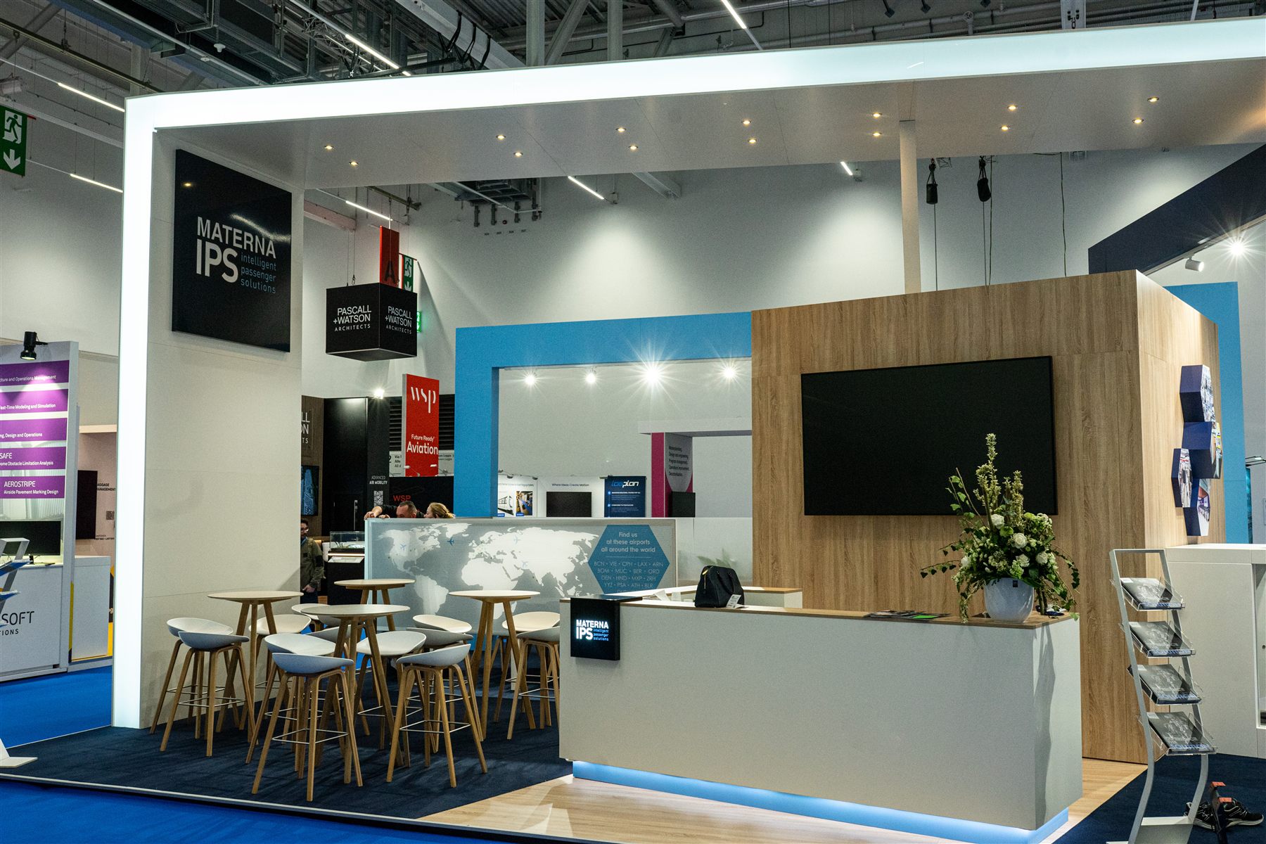 Messestand für Materna IPS auf der Passenger Terminal Expo Frankfurt, helles Holz und Blau