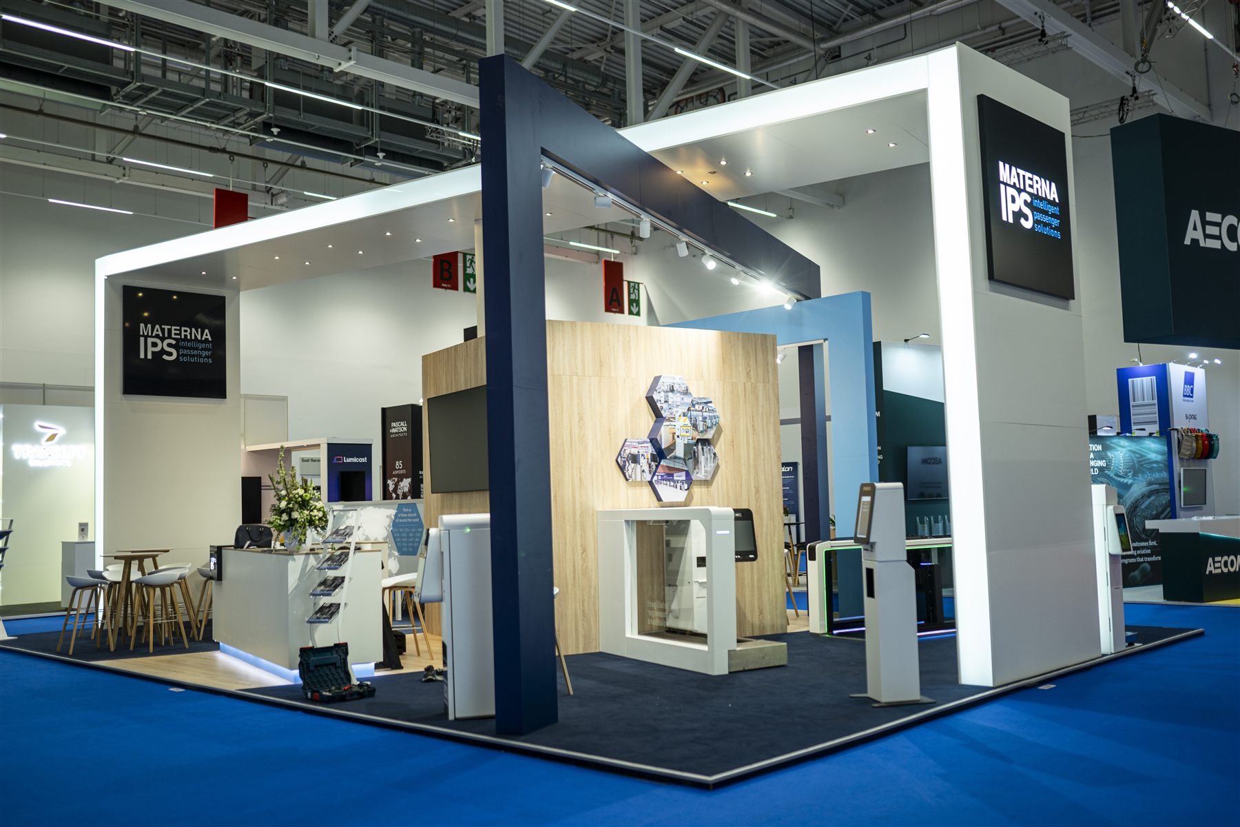 Materna IPS Messestand mit beleuchteten Rahmen und offener Gestaltung