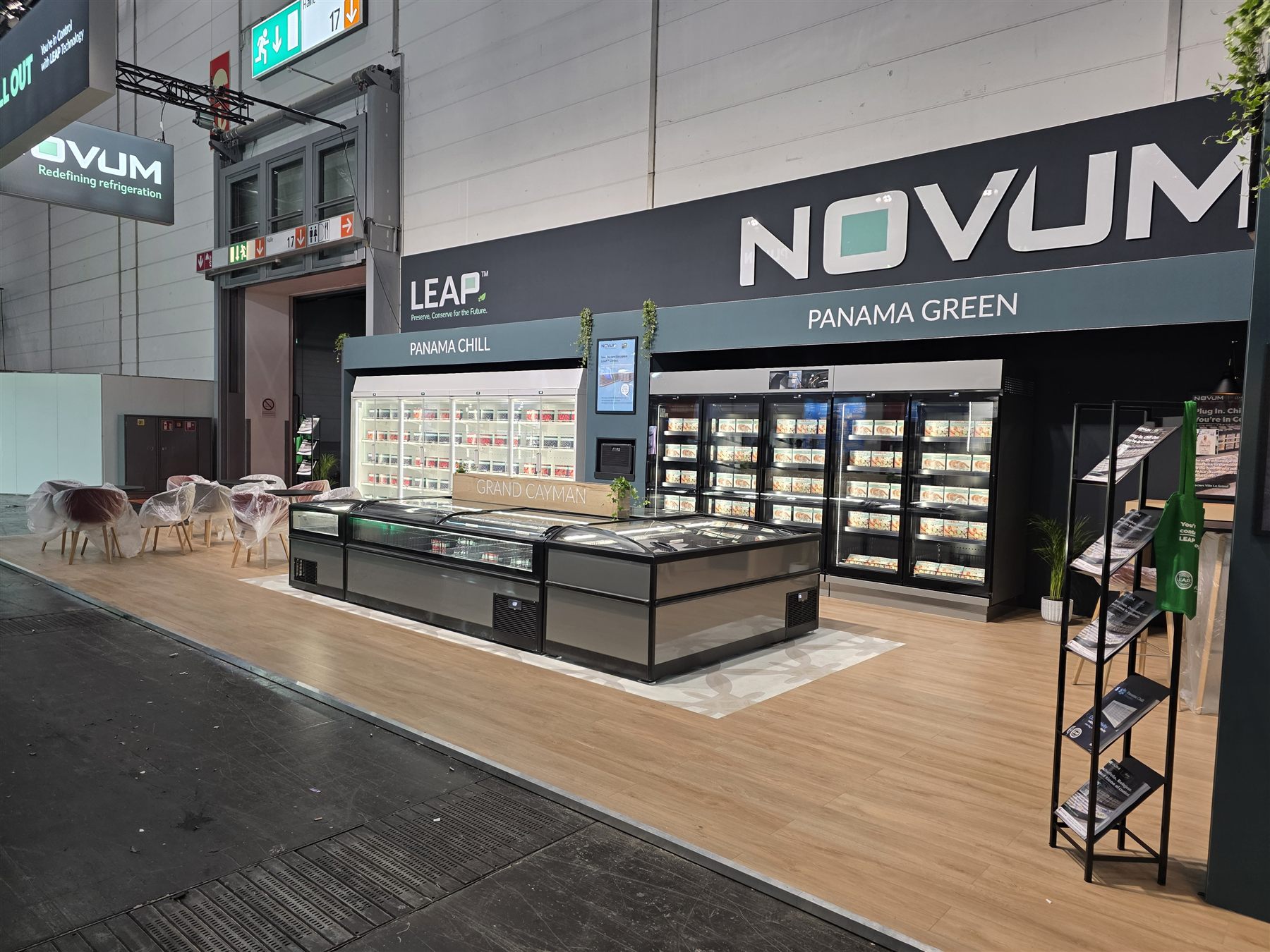 Messestand für Novum auf der EuroShop Düsseldorf 2026, als Supermarkt inszeniert mit Panama Green Kühlmöbeln und LEAP Technologie