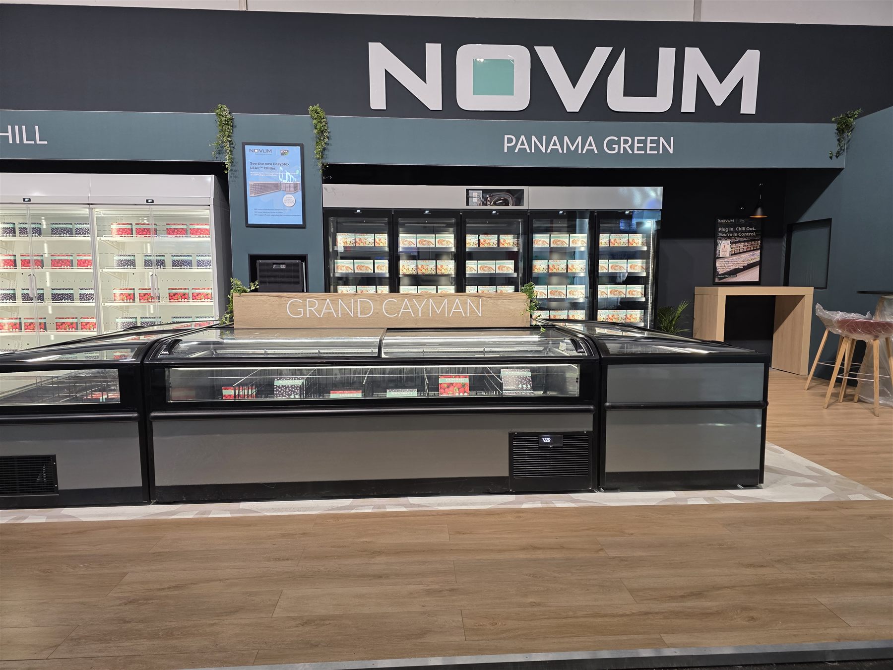 Nachempfundener Supermarkt am Novum-Messestand mit begehbaren Kühlregalen