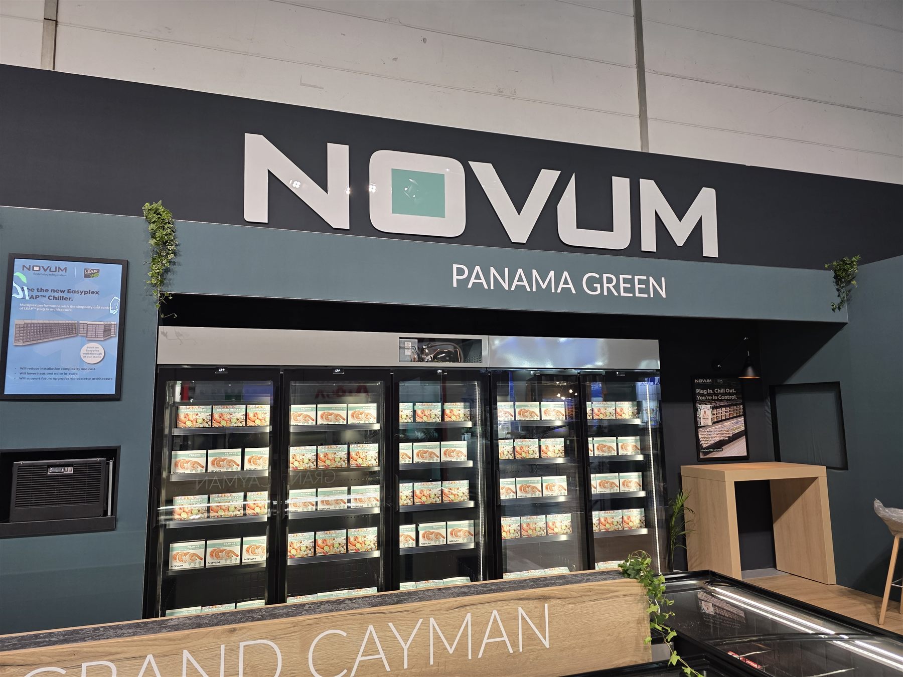 Novum Panama Green Kühlregal mit Produktpräsentation und digitalem Bildschirm