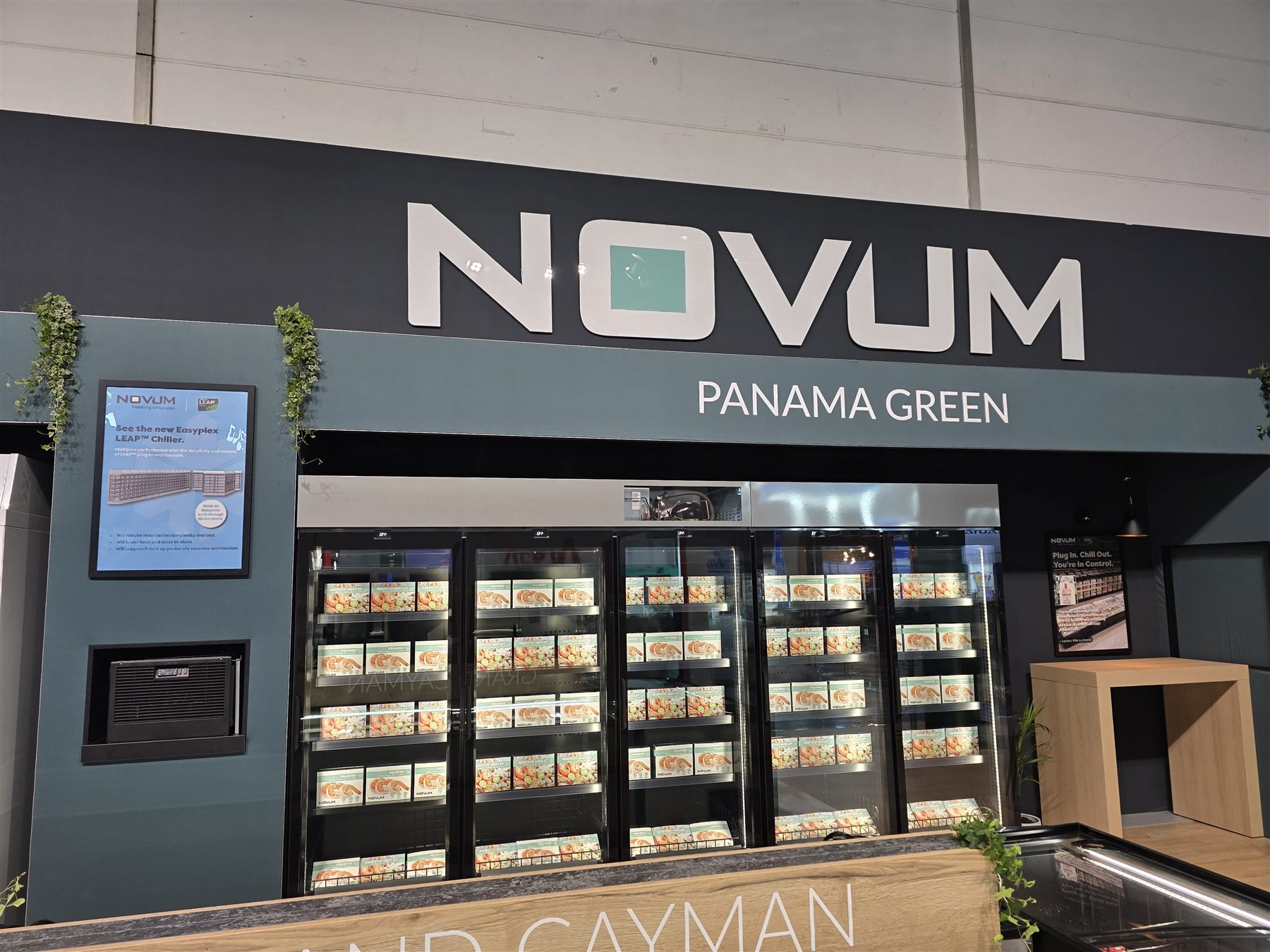 Kühltheke am Novum-Stand auf der EuroShop mit digitaler Beschriftung
